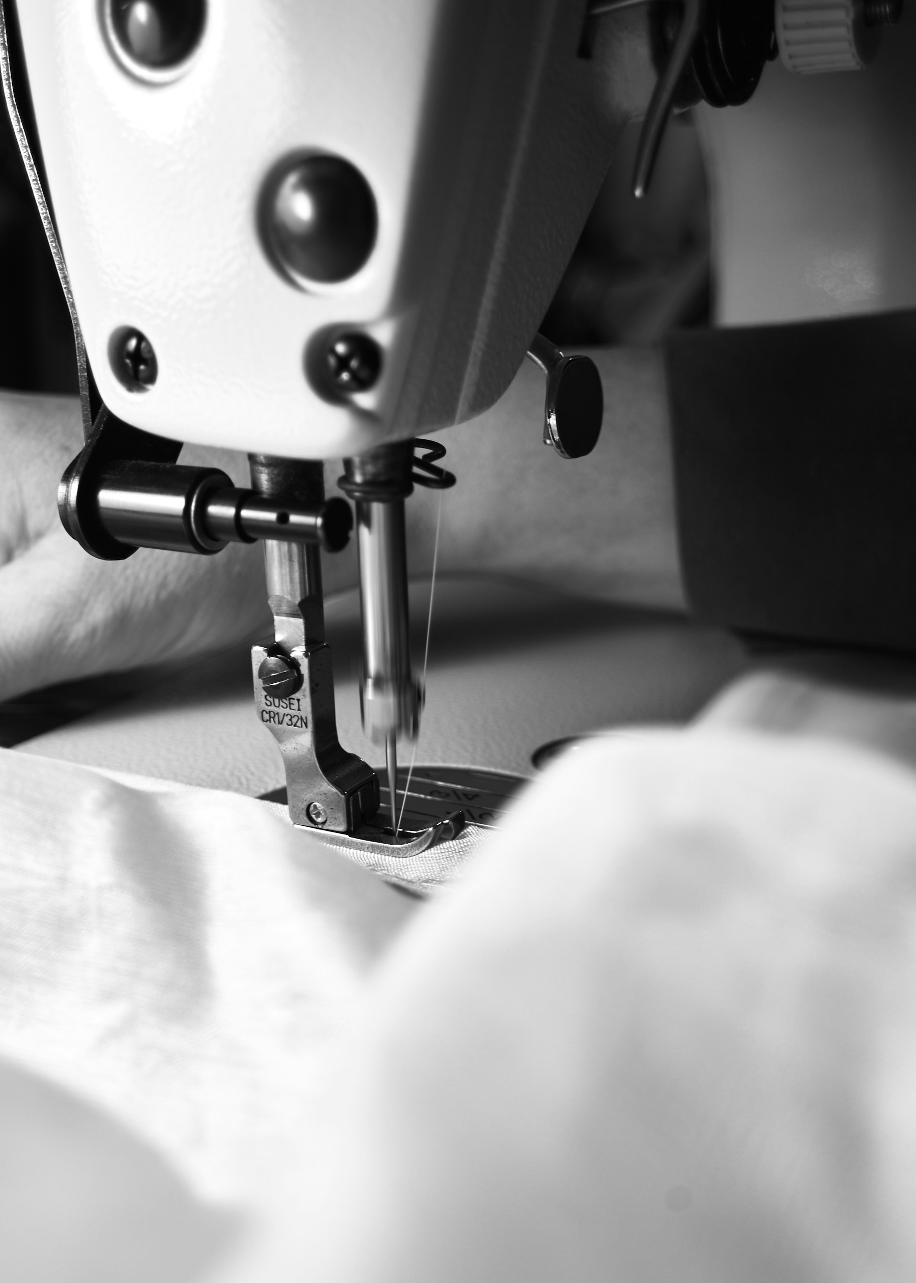 Industrienähmaschine bei der Veredelung im Studio